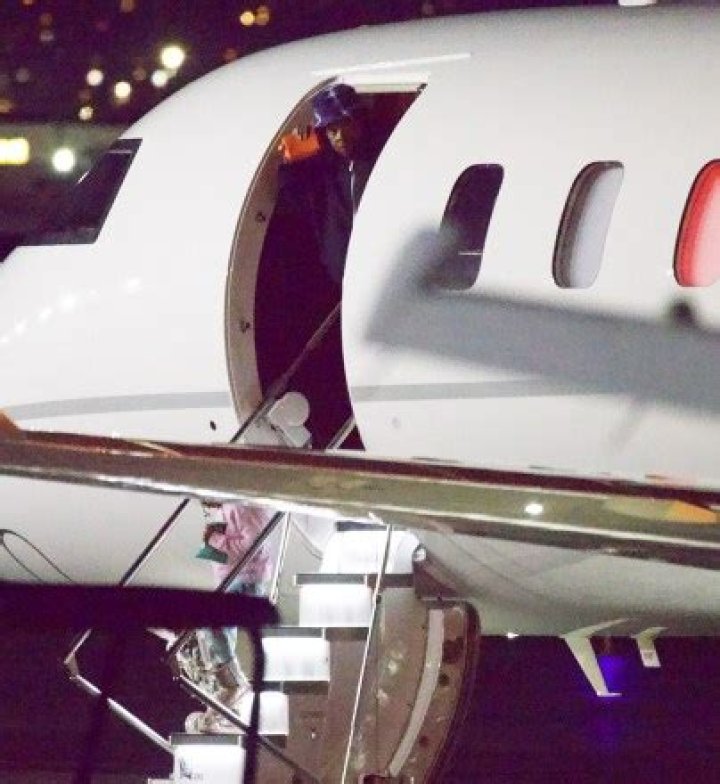 Beyonce Touches Down In LA With Jay Z And Family After Extravagant Dubai Performance At Influencer Packed Hotel Opening. Pictured: Beyonce,Jay Z Ref: SPL5517750 270123 NON-EXCLUSIVE Picture by: SplashNews.com Splash News and Pictures USA: +1 310-525-5808 London: +44 (0)20 8126 1009 Berlin: +49 175 3764 166 World Rights, No France Rights
