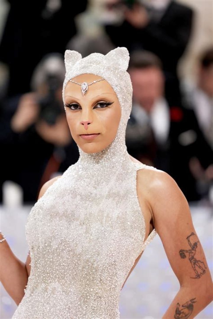 Doja Cat looks like a futuristic dance soldier at the Grammys