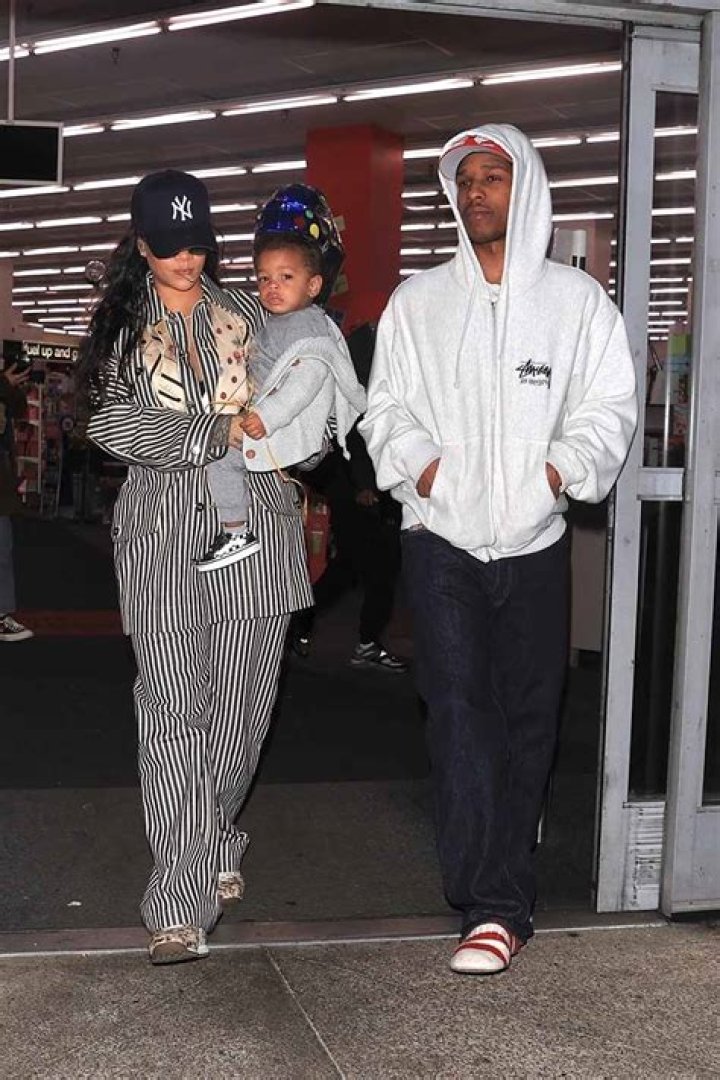 Hollywood, CA - Rihanna and her baby belly are ready to eat as they are seen grabbing a bite at Nobu after the Rams Super Bowl victory. Pictured: Rihanna BACKGRID USA 13 FEBRUARY 2022 BYLINE MUST READ: Ab / BACKGRID USA: +1 310 798 9111 / UK: +44 208 344 2007 / *UK Clients - Pictures Containing Children Please Pixelate Face Prior To Publication*