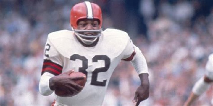 Jim Brown smiles with his twins, Kim and Kevin, in 1961