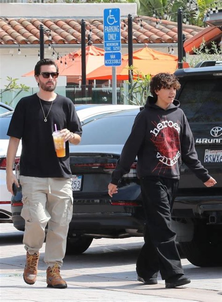 Malibu, CA - *EXCLUSIVE* Scott Disick walks along the beach in Malibu with his two youngest kids Reign and Penelope and a friend. Reign Aston now has a new mohawk haircut after saying goodbye to his signature long locks last month. Pictured: Scott Disick BACKGRID USA 26 SEPTEMBER 2020 USA: +1 310 798 9111 / UK: +44 208 344 2007 / *UK Clients - Pictures Containing Children Please Pixelate Face Prior To Publication*