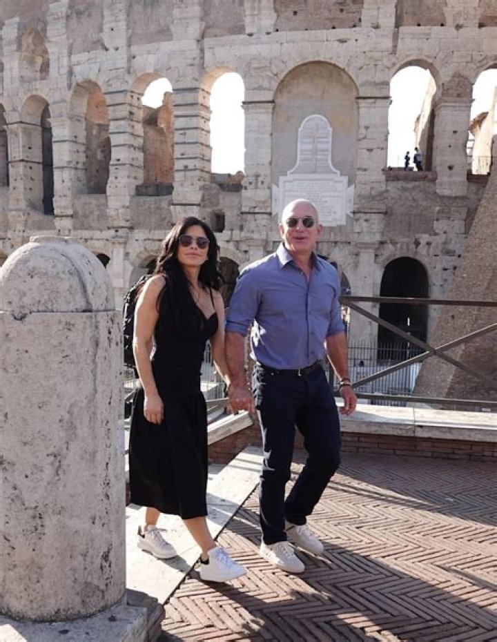 Rome, ITALY - Billionaire Jeff Bezos and Lauren Sanchez walk hand in hand while visiting the Colosseum in Rome. Later the happy couple lunched at The Court restaurant terrace in front of the Colosseum. Pictured: Jeff Bezos, Lauren Sanchez BACKGRID USA 15 OCTOBER 2022 BYLINE MUST READ: Cobra Team / BACKGRID USA: +1 310 798 9111 / UK: +44 208 344 2007 / *UK Clients - Pictures Containing Children Please Pixelate Face Prior To Publication*