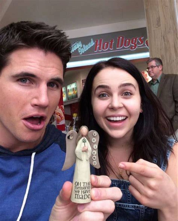 The Duff Robbie Amell Mae Whitman